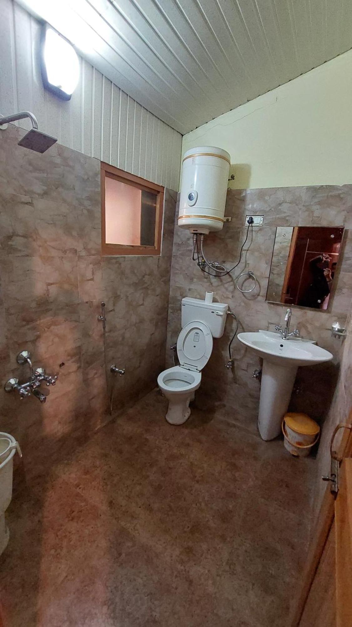 Hotel Outlook Pahalgam Luaran gambar